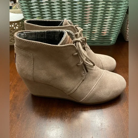 Toms Desert Wedge Lace Up Suede Booties - Picture 6 of 9